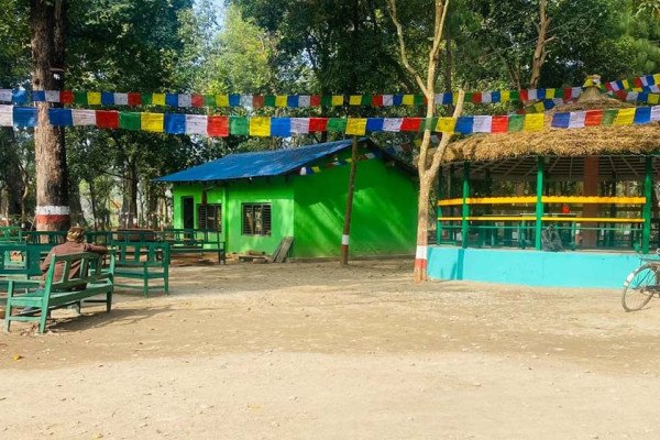 ग्वलाबारी सामुदायिक वनमा आश्रय स्थल निर्माण