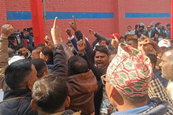 महाधिवेशन स्थलमा नयाँ नेतृत्व चयनको पक्षमा नाराबाजी