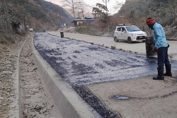 पुष्पलाल मध्यपहाडी लोकमार्ग : यात्रु र चालकलाई सास्ती