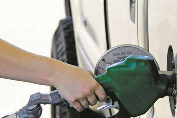 पेट्रोल तीन रुपैयाँ सस्तियो, डिजेल र मट्टितेल पनि घट्यो