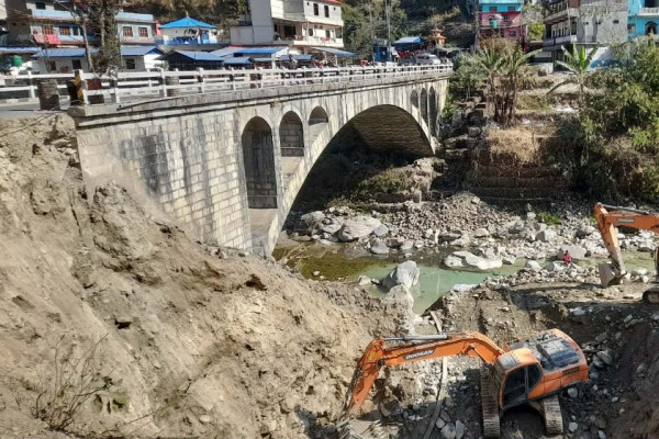 मध्यपहाडी लोकमार्ग : ‘आर्क ब्रिज’ निर्माण सुरु