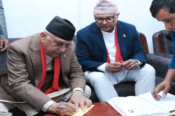 एमाले अध्यक्ष ओलीद्वारा झापा ५ मा  नोनयन दर्ता (तस्बिरहरू)