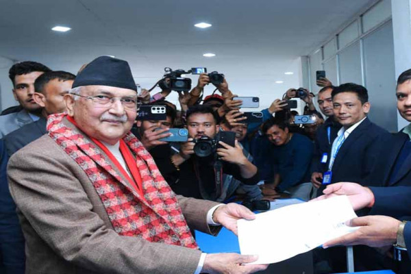 एमाले अध्यक्ष ओलीद्वारा झापा ५ मा  नोनयन दर्ता (तस्बिरहरू)