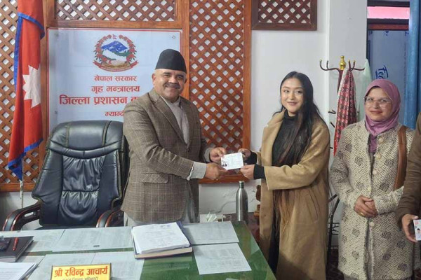 १० वर्षको प्रतीक्षापछि आमाको नामबाट नागरिकता