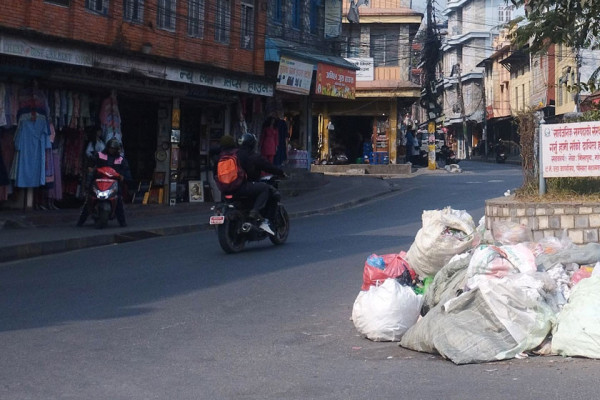 पोखराको फोहोर: सडकको आंशिक उठ्यो, घरमा थुप्रियो