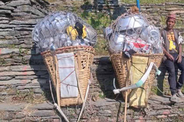 ४५ वर्षदेखि भाँडाको भारी बोकेर व्यापार गर्दै सिन्धुपाल्चोकका व्यापारी