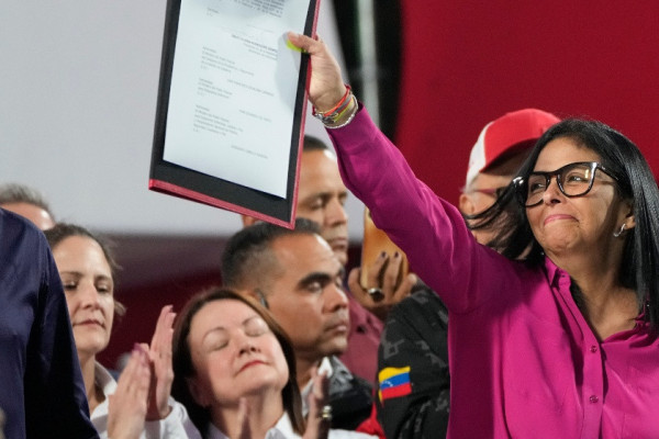 भेनेजुएलाको दुई दशक लामो समाजवादी नीति उल्टियो : तेलमा निजीकरणको बाटो खुल्यो