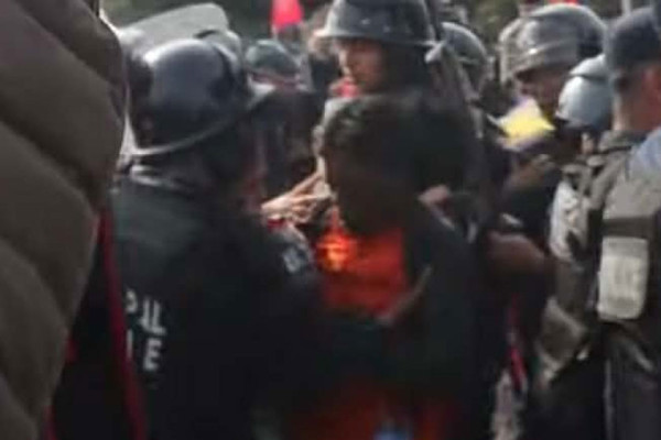 दुर्गा प्रसाईंका कार्यकर्ता र प्रहरीबीच घम्साघम्सी, तीन जना पक्राउ