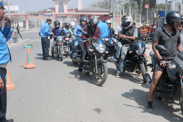 मोटरसाइकल चोर्ने खोज्दै ट्राफिक, एक जना पक्राउ