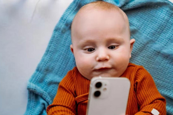 अध्ययन भन्छ: पहिलो सन्तानको तुलनामा पछि जन्मने बच्चाले स्क्रिनमा बढी समय बिताउँछन्