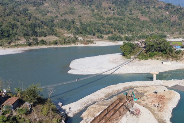 दशकअघि शिलान्यास गरेको पुलको निर्माण सकिएन, स्ल्याब ढलान सुरु