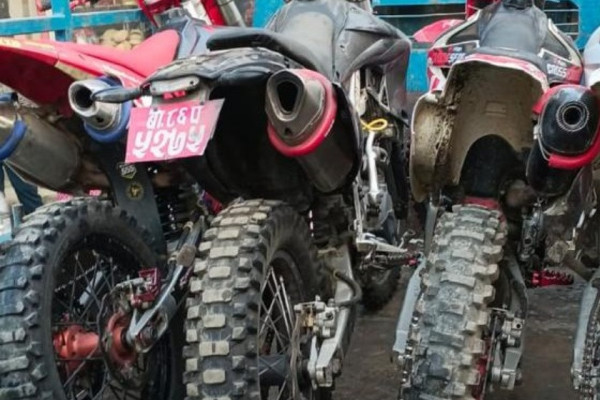 चर्को आवाज निकालेर दु:ख दिने ८ मोटरसाइकल नियन्त्रणमा