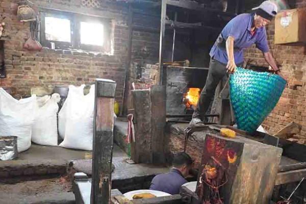 खोकनामा अझै पेलिन्छ तेलः तीन सय वर्षे काठको कोलले धानेको परम्परा