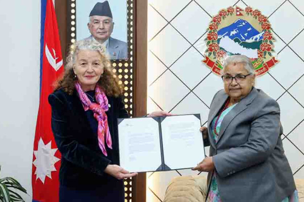 युएन वुमन नेपालकी संयोजक याहियाले गरिन् प्रधानमन्त्री समक्ष ओहोदाको प्रमाणपत्र पेश