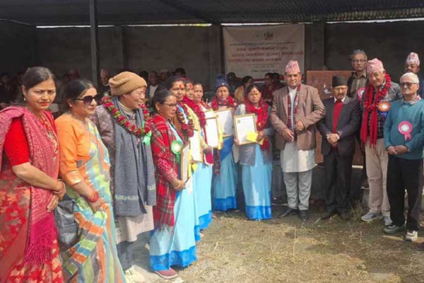 उत्कृष्ट महिला स्वास्थ्य स्वयंसेविका र छात्रा पुरस्कृत