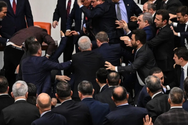 विवादास्पद व्यक्ति मन्त्री बन्दा संसद्‌मा मुक्का हानाहान