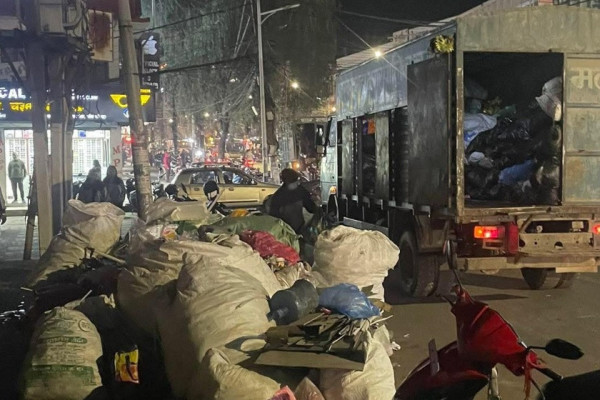 दुई सातापछि महानगरको फोहर उठाउन थालियो