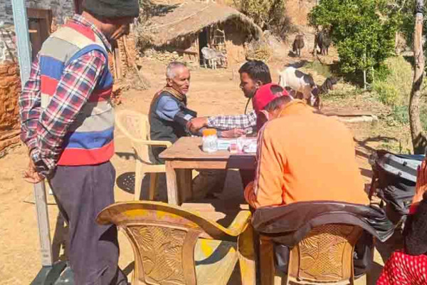 बैतडीमा टोल–टोलमै पुगेर नसर्ने रोगको परीक्षण