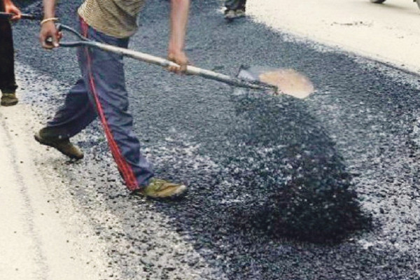 धमाधम कालोपत्र हुँदै मुग्लिन-मलेखु सडक