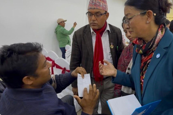 पोखरामा रास्वपा उम्मेदवारमाथि खनिए सहकारीपीडित, थमाइदिए विद्यालयको बिल