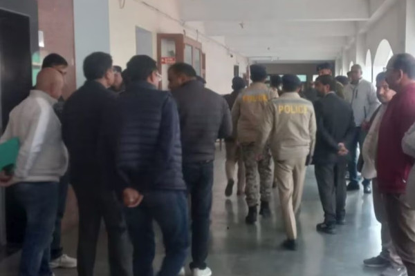 मुख्यमन्त्रीकै अगाडि छापा मारेपछि २० प्रहरी समातिए !