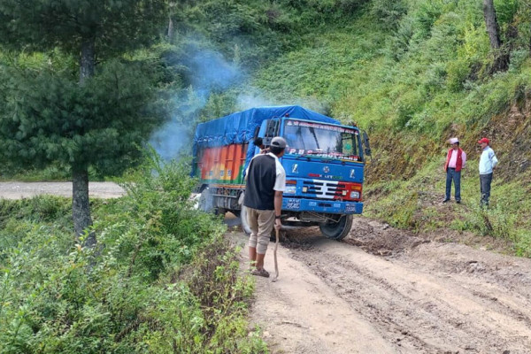 नाग्म–गमगडि सडक अब कालोपत्रे हुँदै