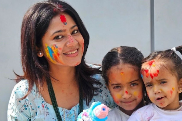 होलीको तस्बिर सार्वजनिक गर्दै केकीले भनिन्ः मतदान गर्नुअघि हामीले देखेका सपानाको सम्झना गरौं