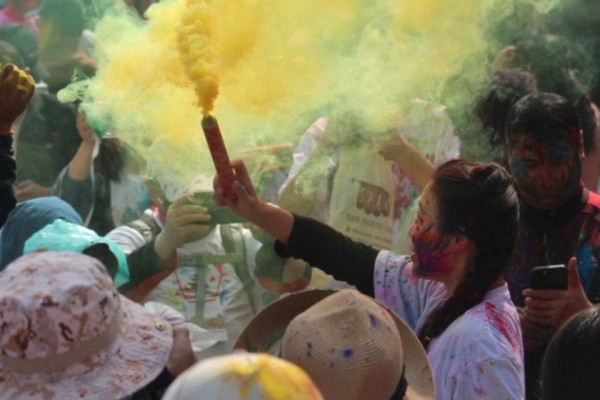 तराईमा होली धुमधामसँग मनाइँदै, आज सार्वजनिक बिदा