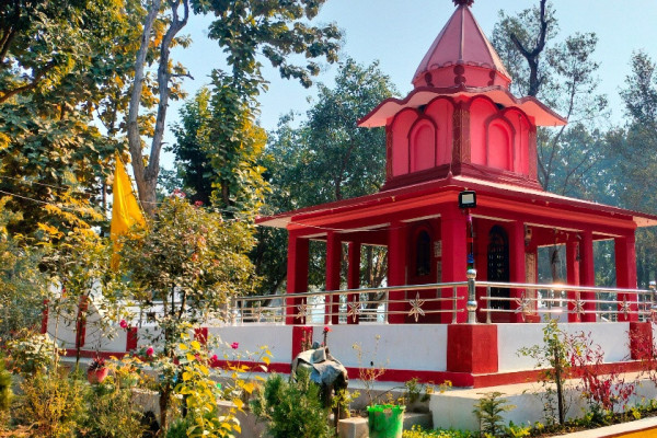 चन्दा उठाएर पाँच दशक पुरानो मन्दिर मन्दिर मर्मत