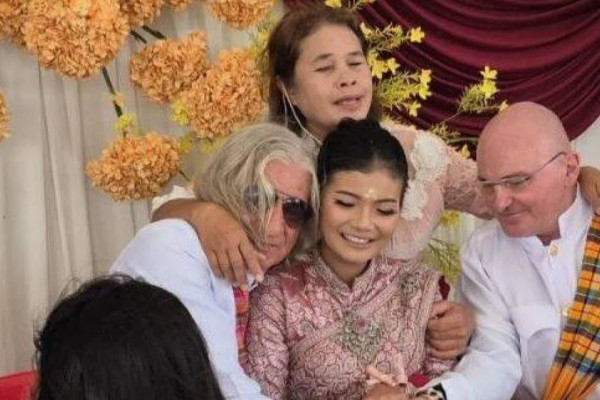 एकै पटक दुई अस्ट्रियाली पुरुषसँग विवाह, आमाको पनि समर्थन