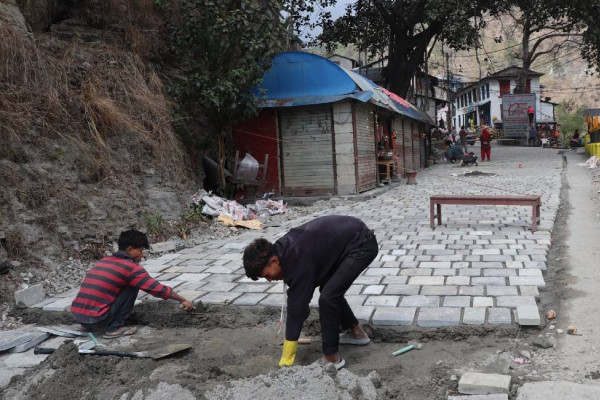 सौन्दर्यकरणका लागि गलेश्वरको सडकमा ‘स्लेट’ ढुंगा बिछ्याउन सुरु