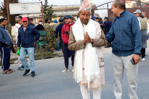 १०५ वर्षीय चन्द्रबहादुरले गरे मतदान