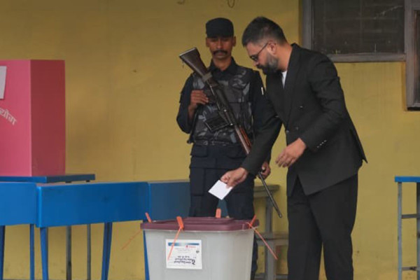 मतदानपछि हेलिकोप्टरमार्फत झापा हिँडे बालेन्द्र