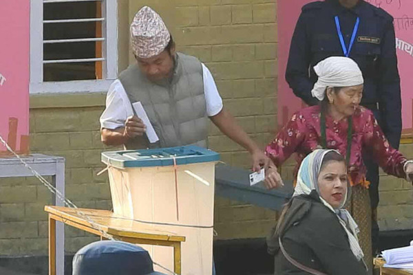 हर्क साम्पाङले गरे मतदान