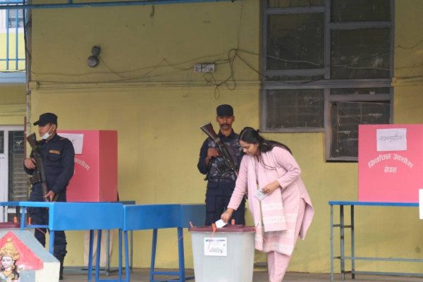 महिला मतदाताको उत्साहः ‘पहिला मत खसाल्ने, पछि काम गर्ने’