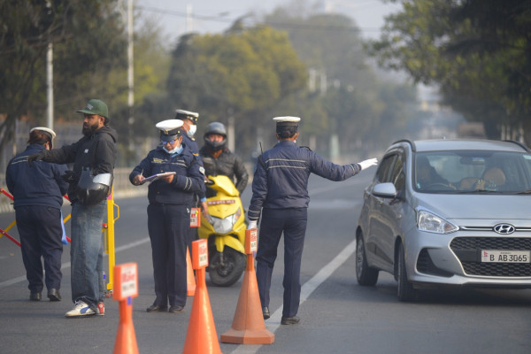 आज सवारी जाँचमा कडाई [तस्बिर]