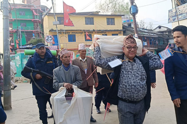 कालीकोटबाट मतपेटिका मान्मा ल्याइँदै