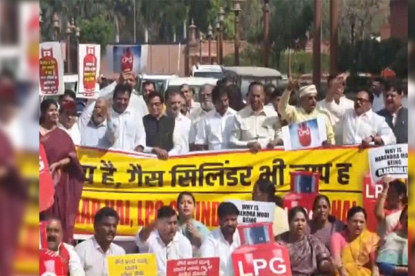 'नरेन्द्र भी गायब, सिलिन्डर भी गायब' नारासहित भारतको लोकसभा बाहिर विपक्षीद्वारा विरोध