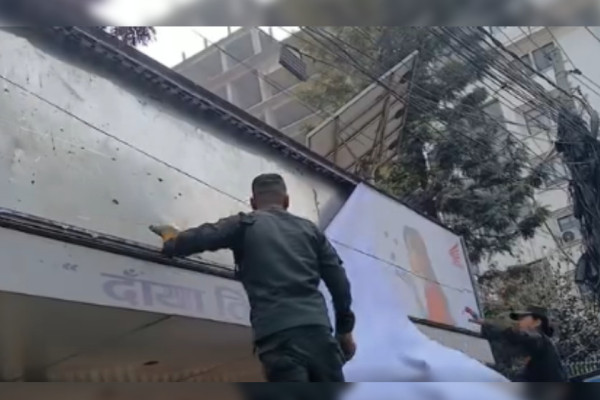 धमाधम विज्ञापन सामग्री हटाउँदै काठमाडौं महानगर