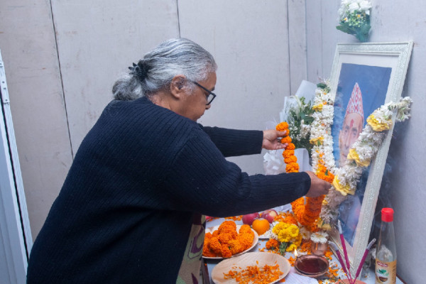 प्रधानमन्त्री कार्कीले गुन्डु पुगेर दिइन् पूर्वप्रधानमन्त्री ओलीका परिवारलाई समवेदना