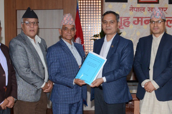 यातायात क्षेत्र सुधार कार्यान्वयन गर्न गठित आयोगको प्रतिवेदन पेश