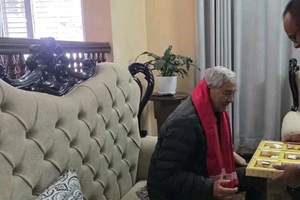 मुख्यमन्त्री बन्दाको खुसीः सभापति देउवालाई खुवाए मिठाई