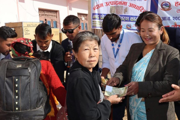 हलेसी तुवाचुङमा पाँच मुरीभन्दा बढी बदाम फलाउने किसान पुरस्कृत